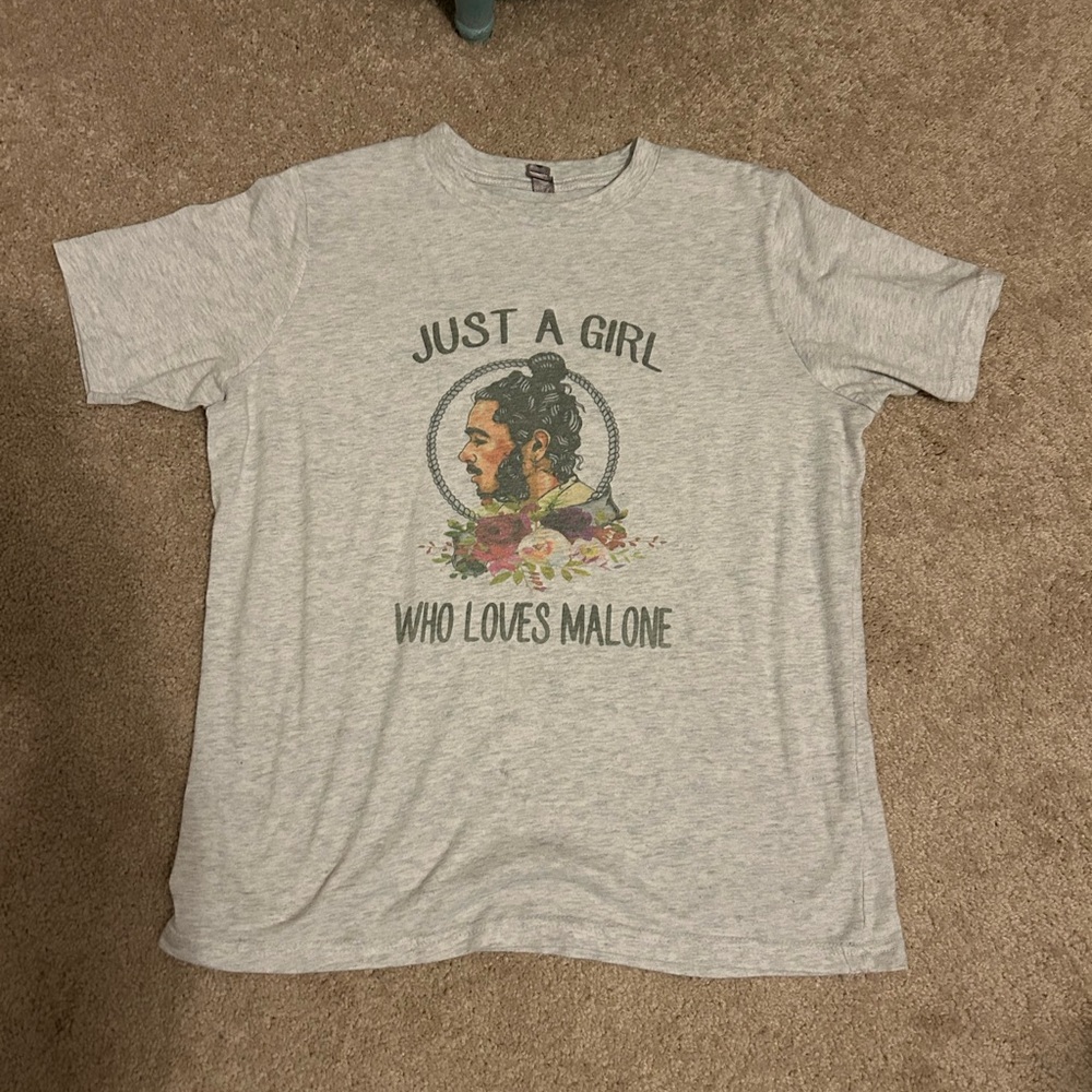 Gray Graphic T-Shirt with Just a Girl Who Loves Malone Design Size M